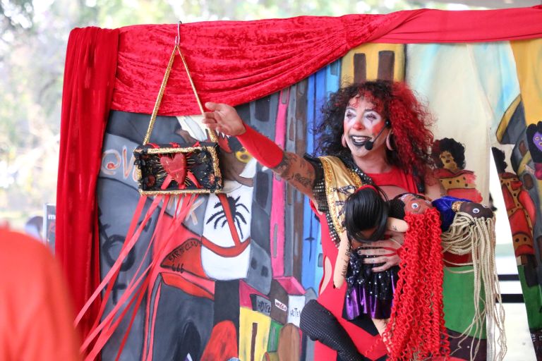 Espetáculo gratuito “Tarântula Transita” une circo, humor e resistência em São Paulo
